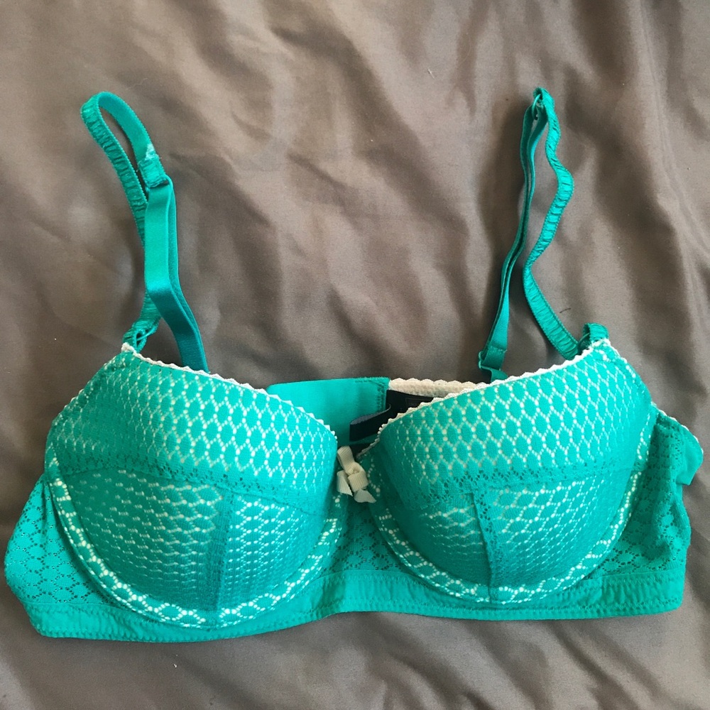 Elle Macpherson bra size 34B
